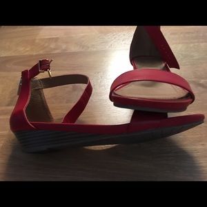 Kenneth Cole Reaction red sandals